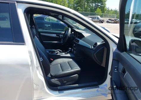 2013 Mercedes-Benz C 300 Luxury 4Matic/Sport 4Matic z USA, uszkodzony, nr VIN WDDGF8AB5DA884406